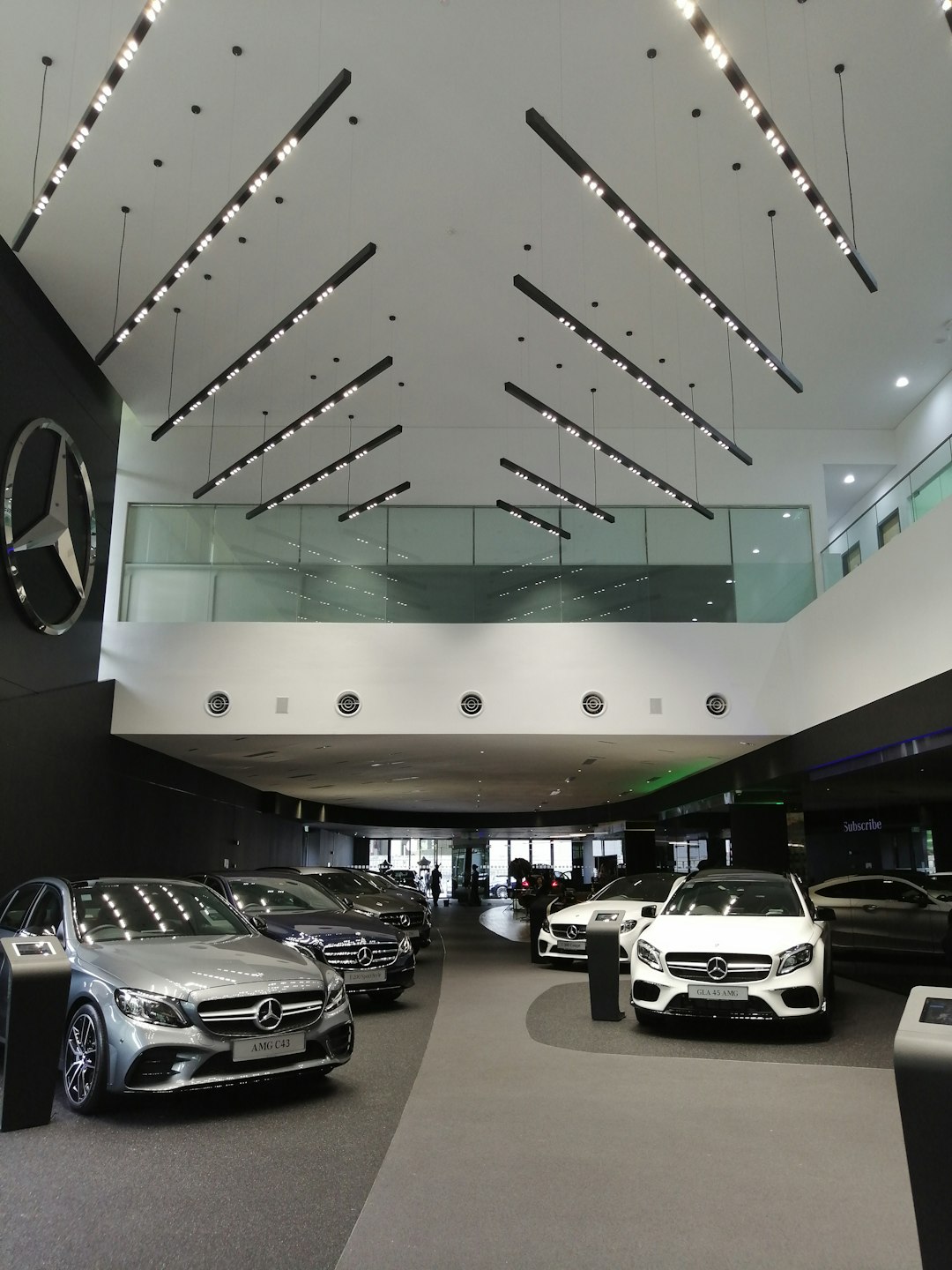 vehicles-parked-inside-room-lsxeovforhw